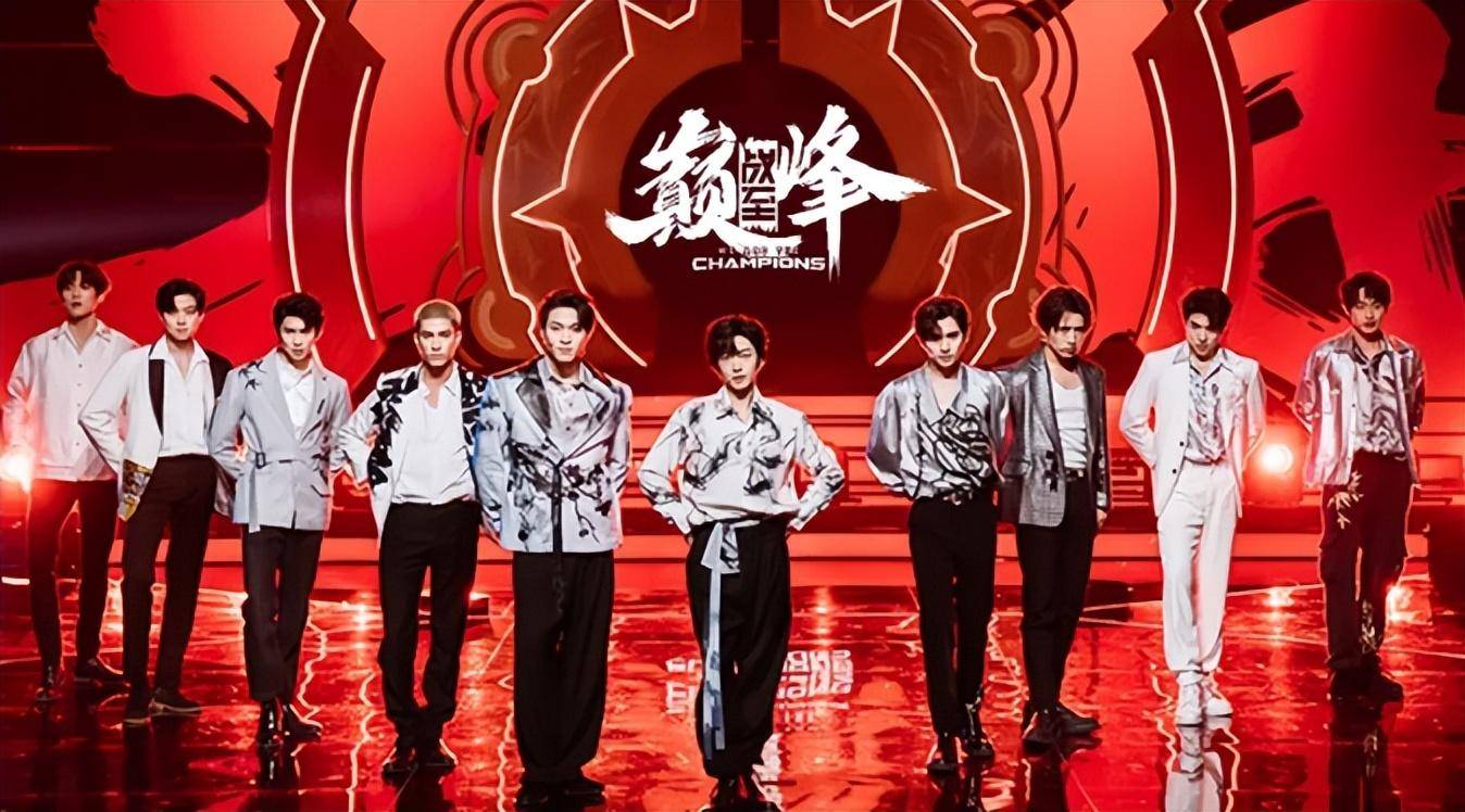 这里有趣的黄明昊则cos了百里守约,因为想到自己要cos女装公孙离,所以