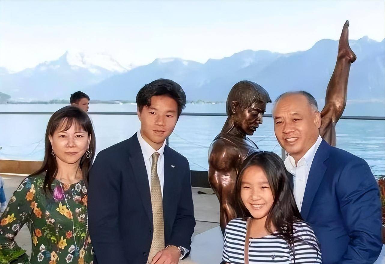 李宁具有多重性格,优秀的体操运动员,坚强自信的男人,执着的父亲和