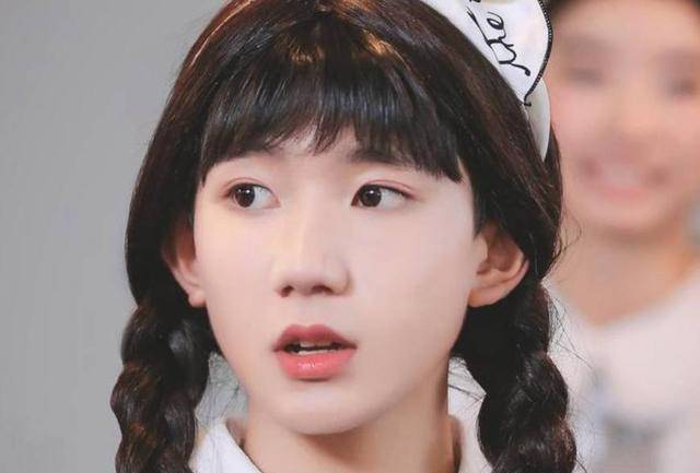 最后我们再来欣赏一下tfboys里最后一位成员王源的女装扮相,王源本身