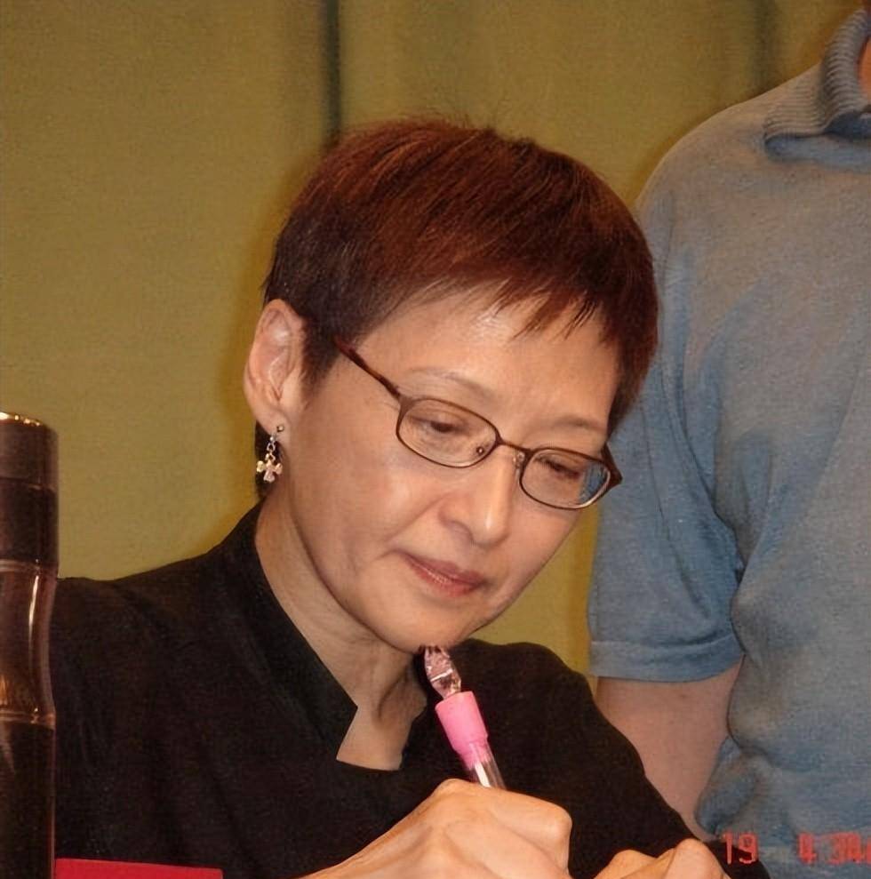 看了70岁胡因梦才明白:衣穿素,发剪短,不扮嫩,老了气质也高级_女人