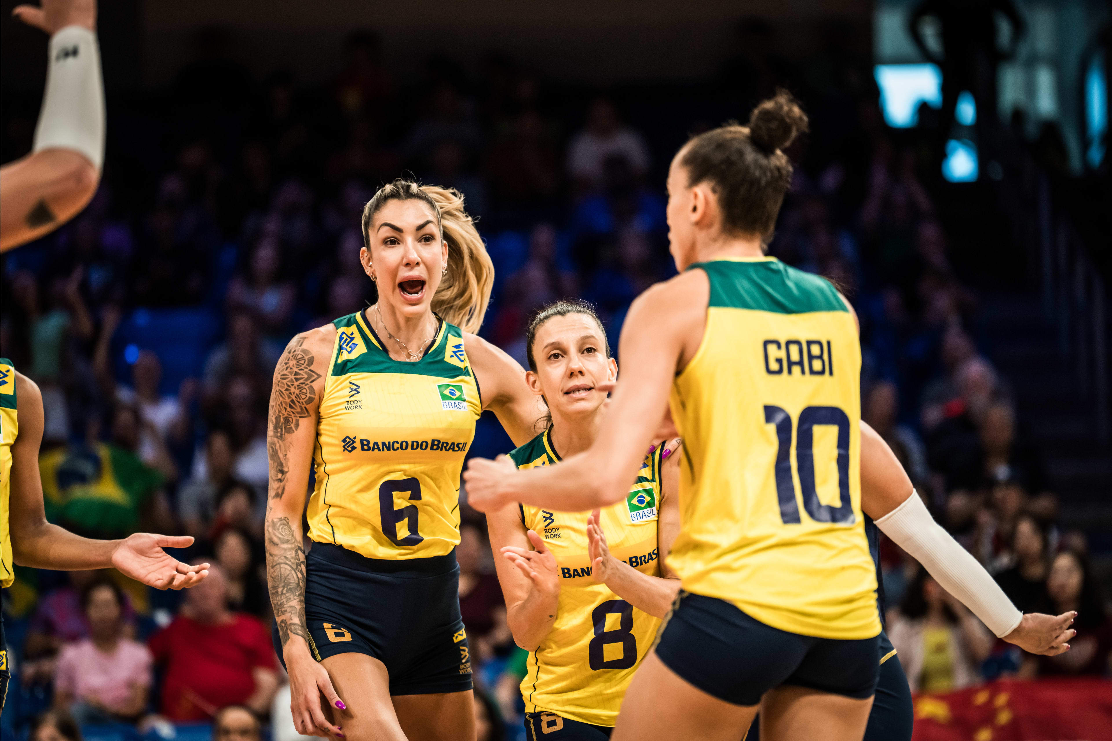 中国女排3:1淘汰巴西晋级四强!袁心玥筑起长城单场7个拦网入账!