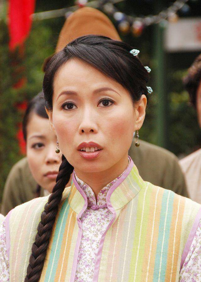 51岁吴越对比52岁闫妮,自然脸和"打针脸"的区别一目了然_赵雅芝