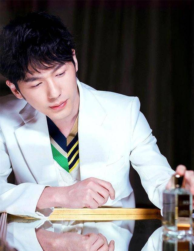 原来白宇也可以这么的清爽!