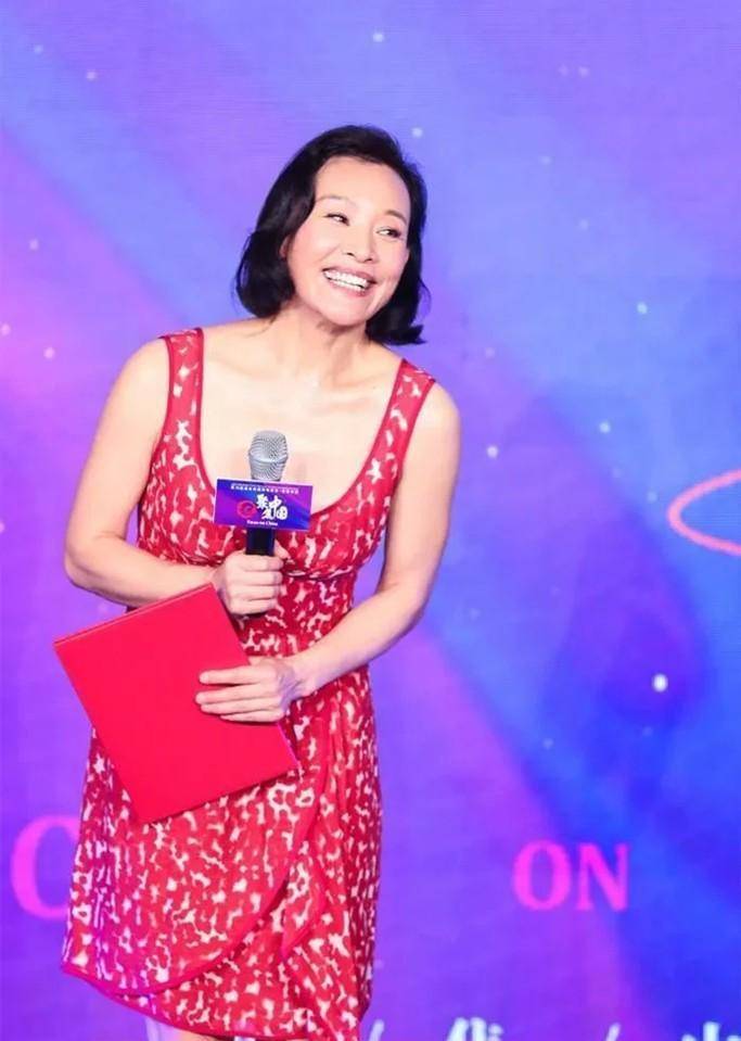 61岁挑战少女款碎花红裙,身姿虽在线但脸却暴露年龄_身材_女性_裙子