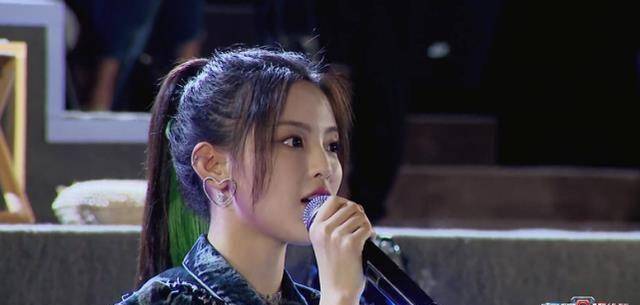 就因为在节目中用手抠牙齿等招黑,而这一次录制《极限挑战》,杨超越的