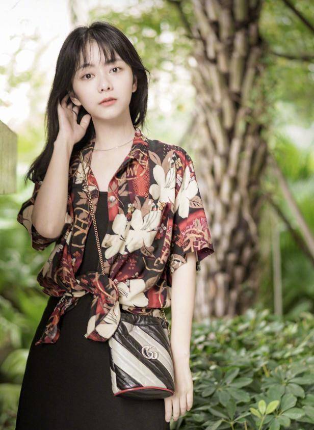 走出妈妈离世的伤痛后,谭松韵长出了披肩长发,还瘦出了小v脸!