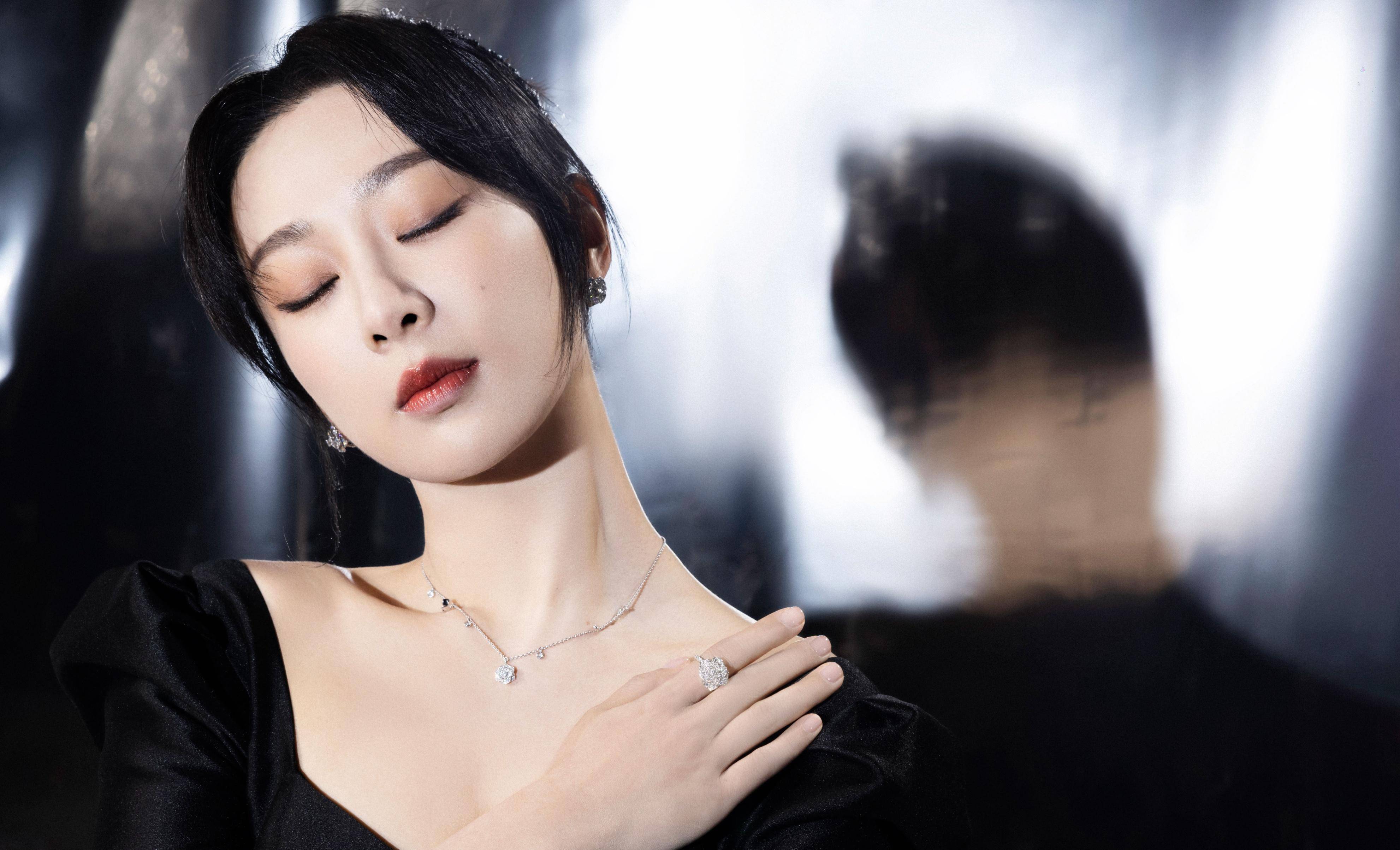 杨紫微博之夜"黑客"造型惊艳,大家都穿着黑色连衣裙瞬间点亮舞台_时尚