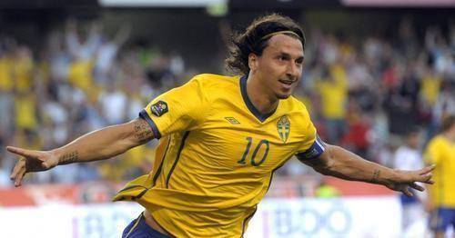 足坛格斗大师!伊布场上上演泰拳式肘击!