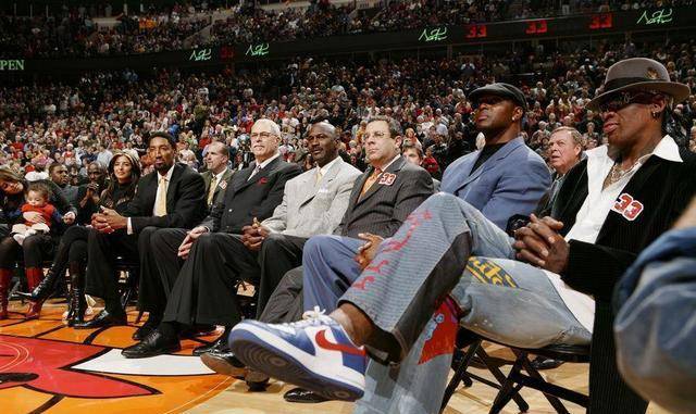 张伯伦效力76人三年,内特瑟蒙德效力骑士两年,德雷克斯勒效力火箭三年