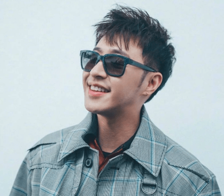 如今这首经典曲调已经在人们的记忆中回荡,潘玮柏也早已结婚生子,从