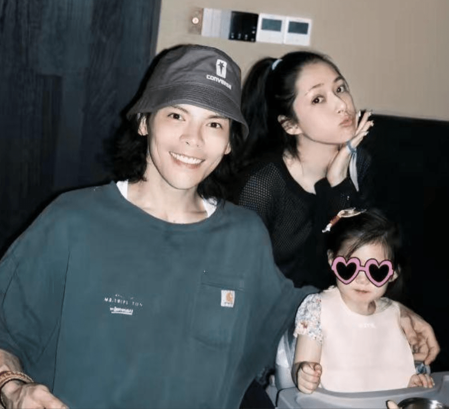 向佐晒一家四口带娃视频,做保姆当人肉坐垫,郭碧婷衣着邋遢_女儿_家庭