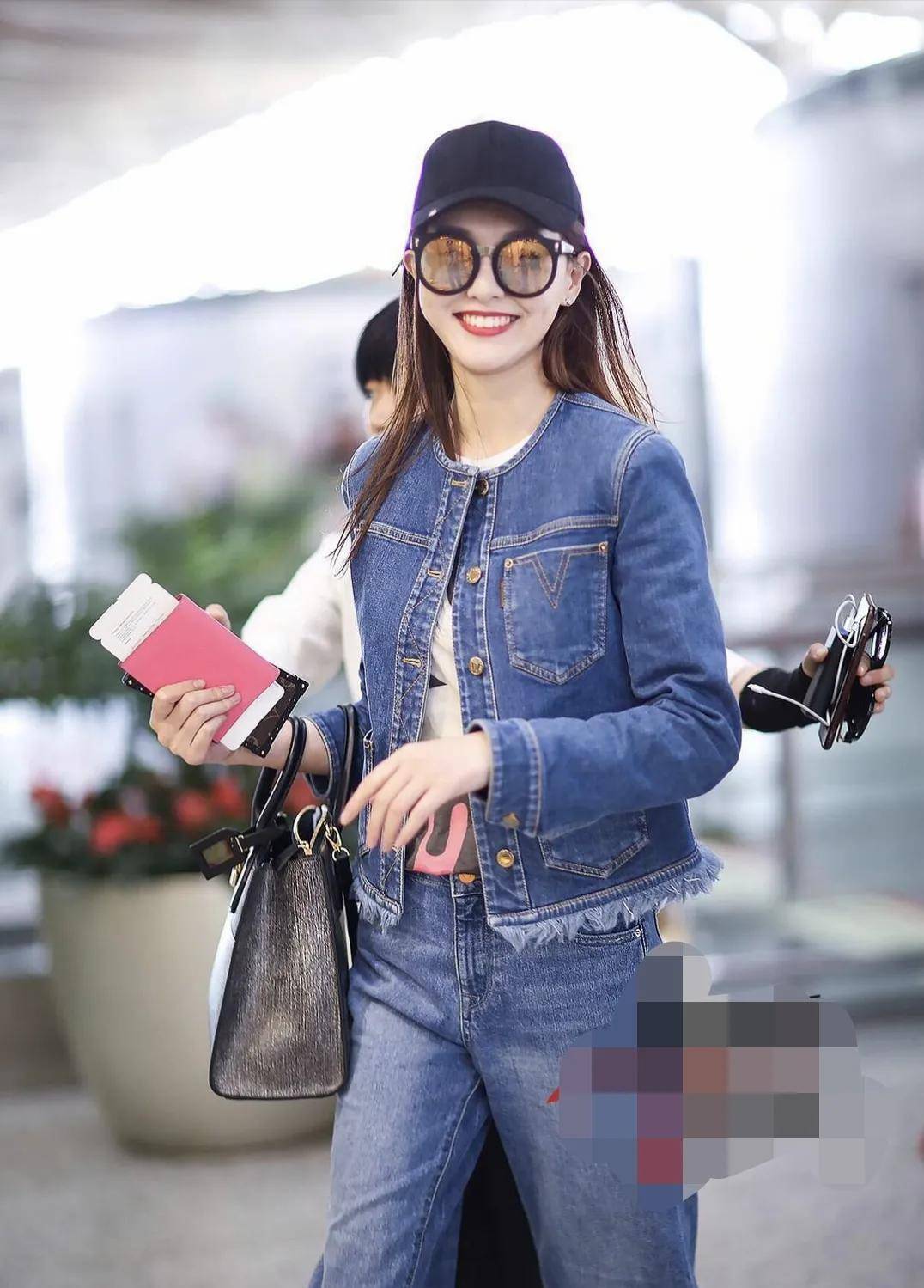 我们来看看唐嫣的机场照,美美大堂堂,你最喜欢她的哪一套穿搭呢?