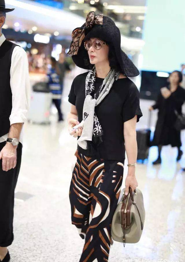 54岁金星穿高跟鞋高调走机场,时尚裙露出粗壮腿型,青筋凸起明显_黑色