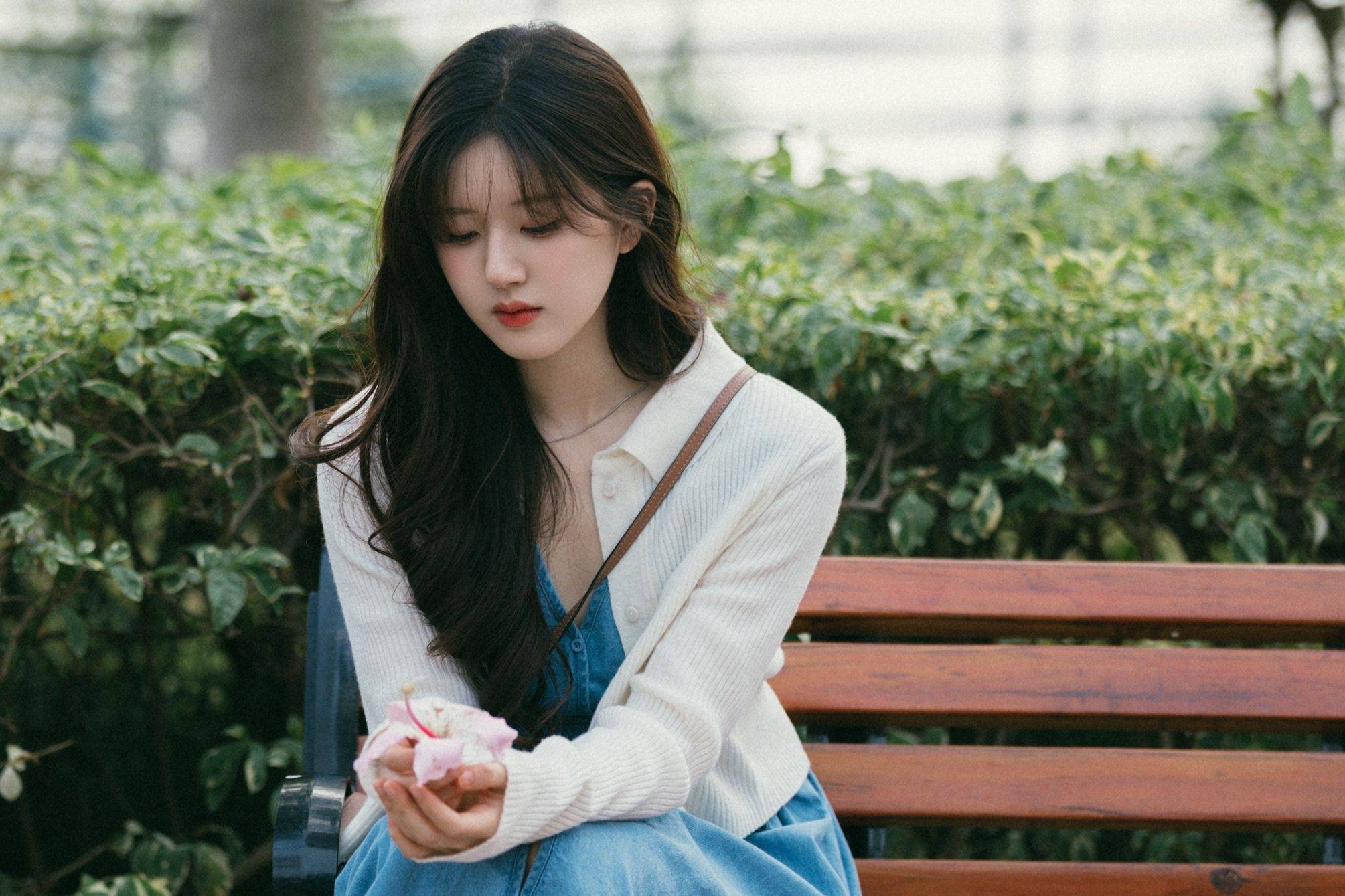 赵露思白色毛衣蓝色连衣裙生活装悠闲写真_青春_少女