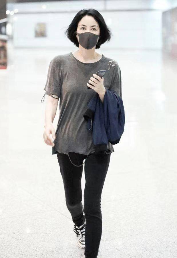 显壮显臃肿,弱化自身优势王菲作为一代歌后,身材虽然比不上女明星,但