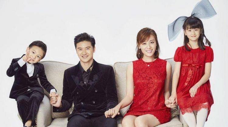 叶一茜带儿子坐头等舱,孩子捧书睡过去,旁边摆满书_小亮_田亮_蔡国庆