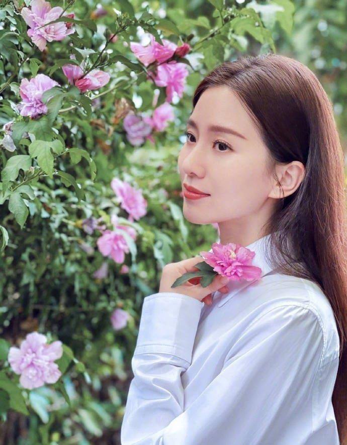 34岁刘诗诗出现迪士尼,头发凌乱对镜头比心,全身裹严实不怕热_照片