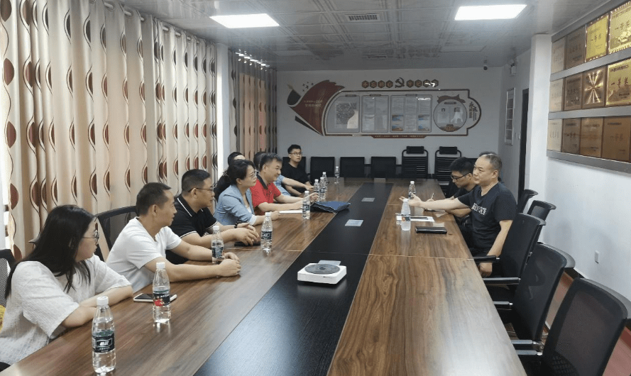 廖红伍率领调研组一行到衡东县大浦镇中心卫生院,与中心卫生院领导