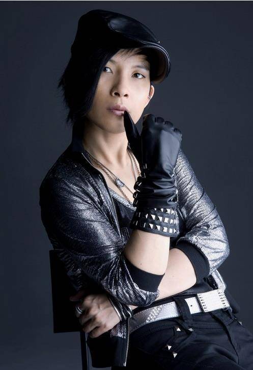 歌手潘美辰晒搞怪照,满脸胡子认不出,曾与同性亲吻52岁仍单身_事业_首