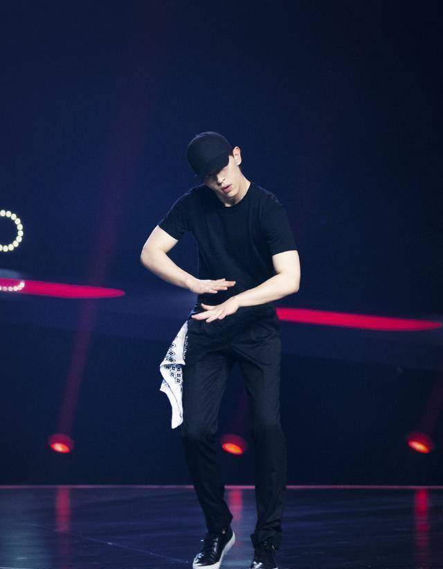 虽然没有胡一天那么吓人的竹竿身材,但邓伦的肌肉线条显得更有健康