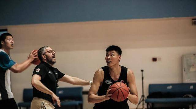 范子铭与北京首钢完成续约无缘cba顶薪合同_赛季_双方_李慕豪