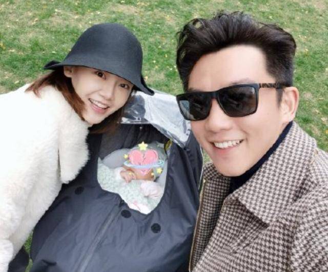 郑恺苗苗一家三口合照_夫妻俩_样子_小宝宝