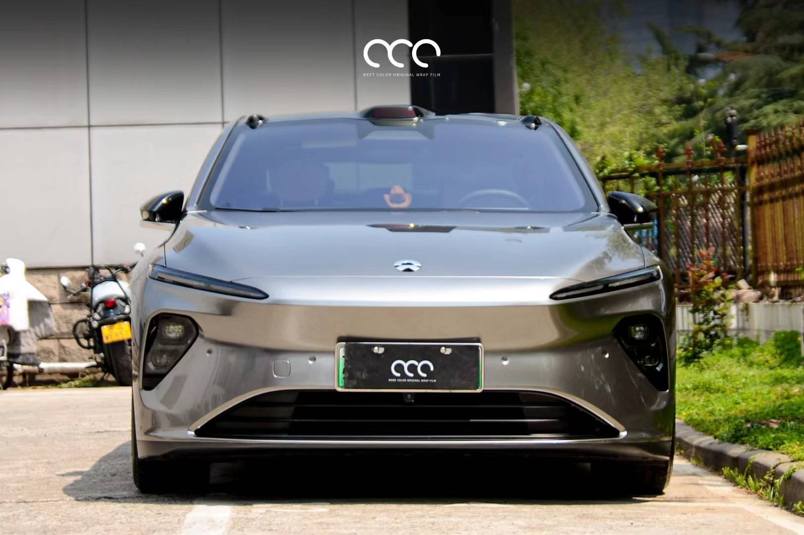 蔚来et7漫彩改色膜液态金属银, 晶莹透亮的银白色