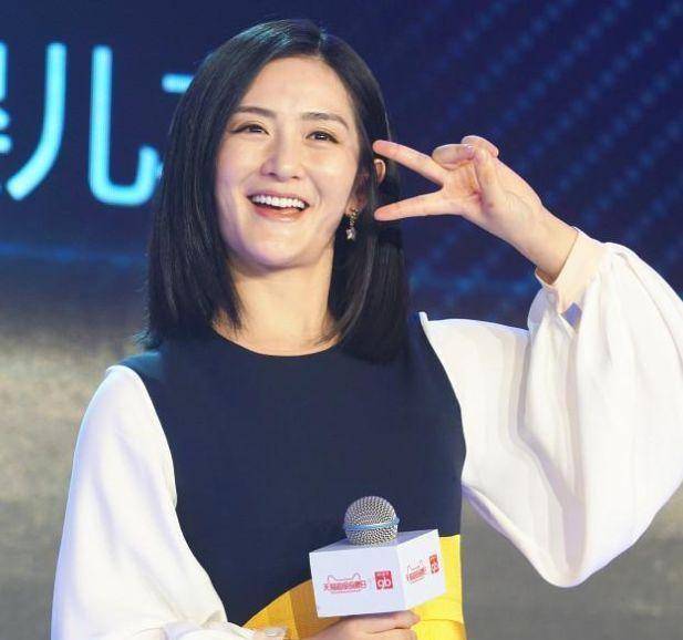 魏大勋谢娜出去玩,全程杯子不离手,原来明星都是这样减肥的!