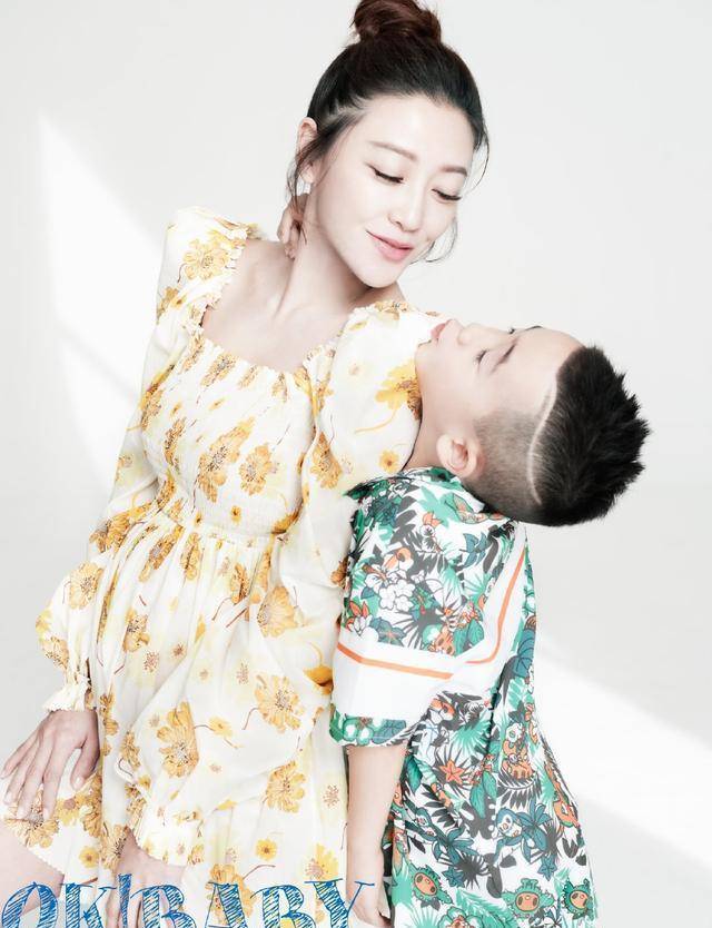 应采儿挺8个月孕肚出镜,jasper背后轻搂其肚子,母子画面超有爱_妈妈