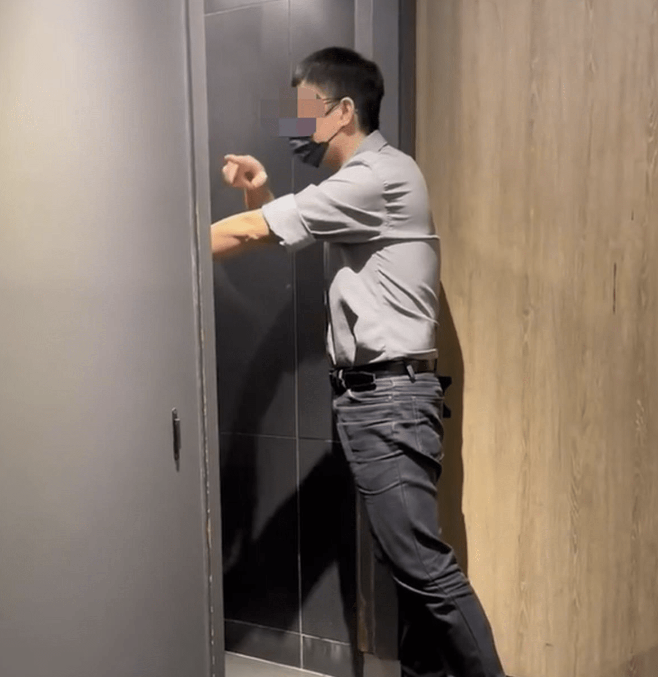 女厕告急:5名小姐姐强闯男厕所方便,网友:换了男的早被骂流氓_女子