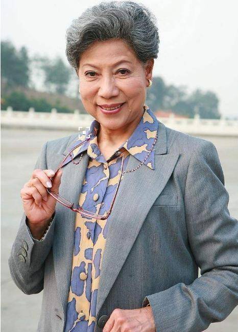 "鬼后"罗兰:凭裘千尺走红,87岁无人敢娶,却被古天乐视为亲人_母亲