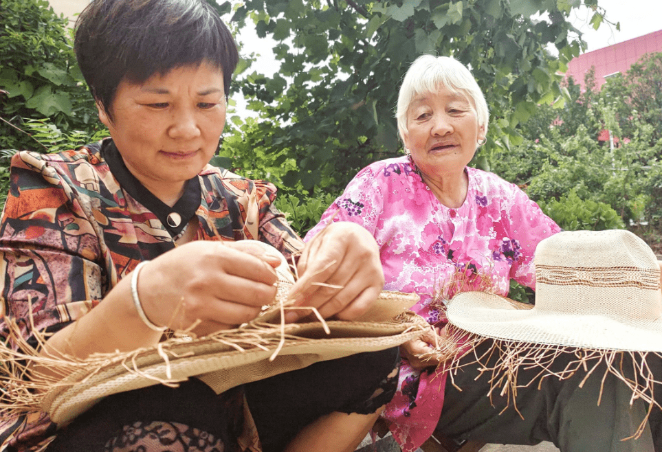 郯城马头镇妇女用巧手编出"致富路"_草帽_生活_新农村