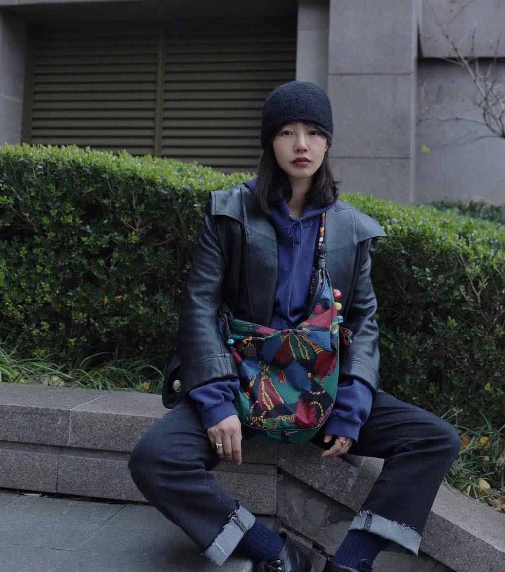 白百何的衣品是真的高,拼色卫衣配牛仔裤简单时髦,减龄又有活力