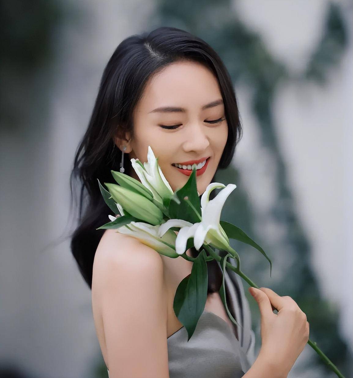 并直指童瑶这些年能放下过去的八卦,更有人扒出了她过去的黑料,以及她