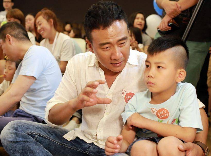 31岁娶初恋,35岁走红,曾与刘烨传出蓝颜情,胡军的故事太精彩_刘涛