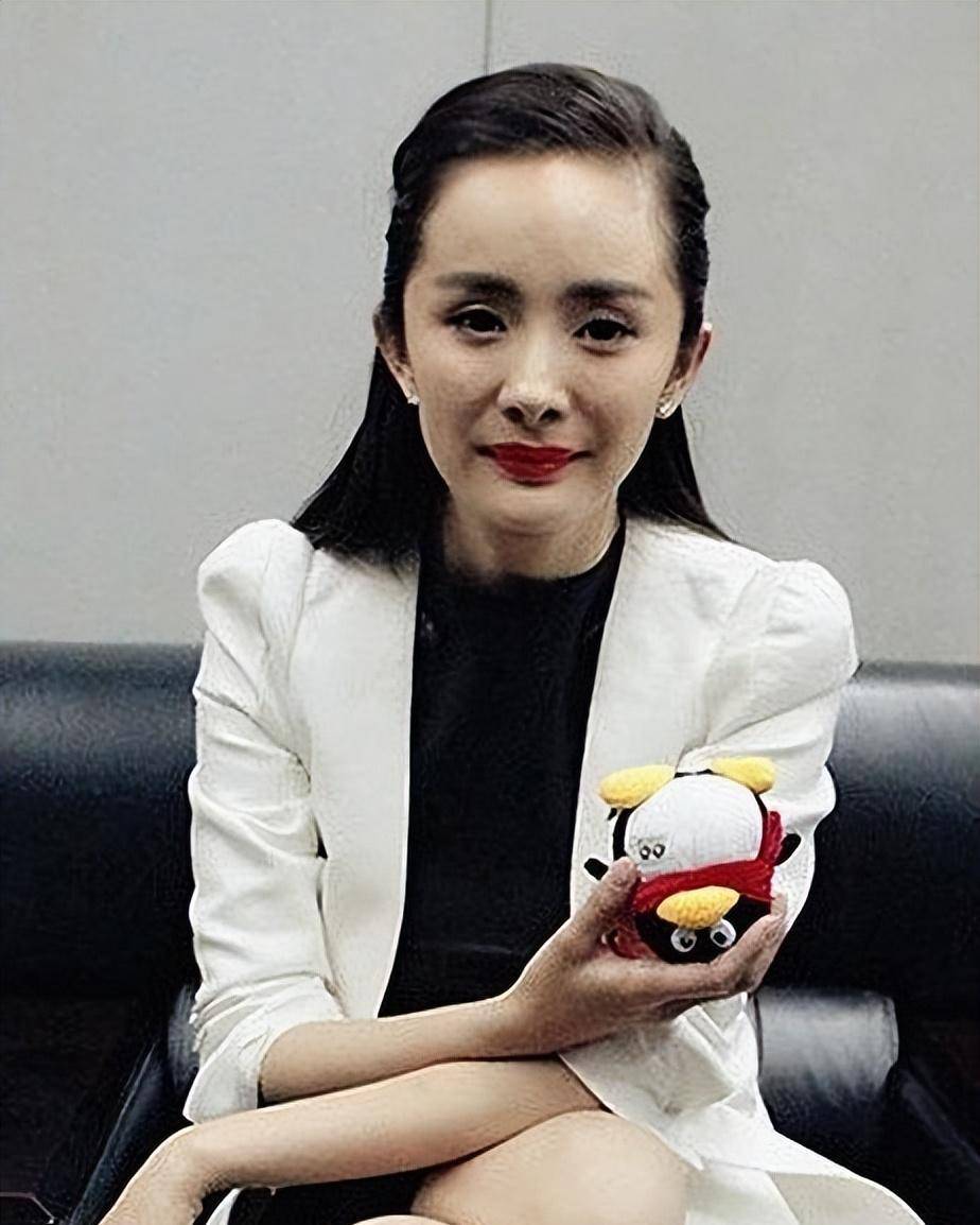 杨幂走红毯翻车!