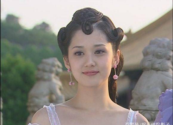 《刁蛮公主》中张娜拉扮演司徒静,穿着粉红色古装裙显得十分娇俏可爱