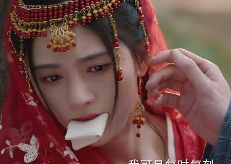 鞠婧祎嘴里咬着的这一块布分分钟就给人一种能轻松吐出来的感觉,如此