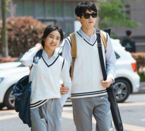 有种身高差叫张子枫与吴磊的合照,吴磊站姿太抢镜,真是实力宠妹_网友