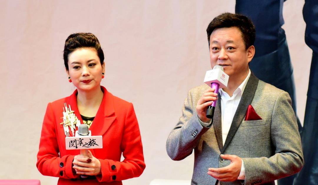 大哥老婆罕见同框周涛,梳老人发型打扮俗气,周涛依旧优雅美丽_谭梅