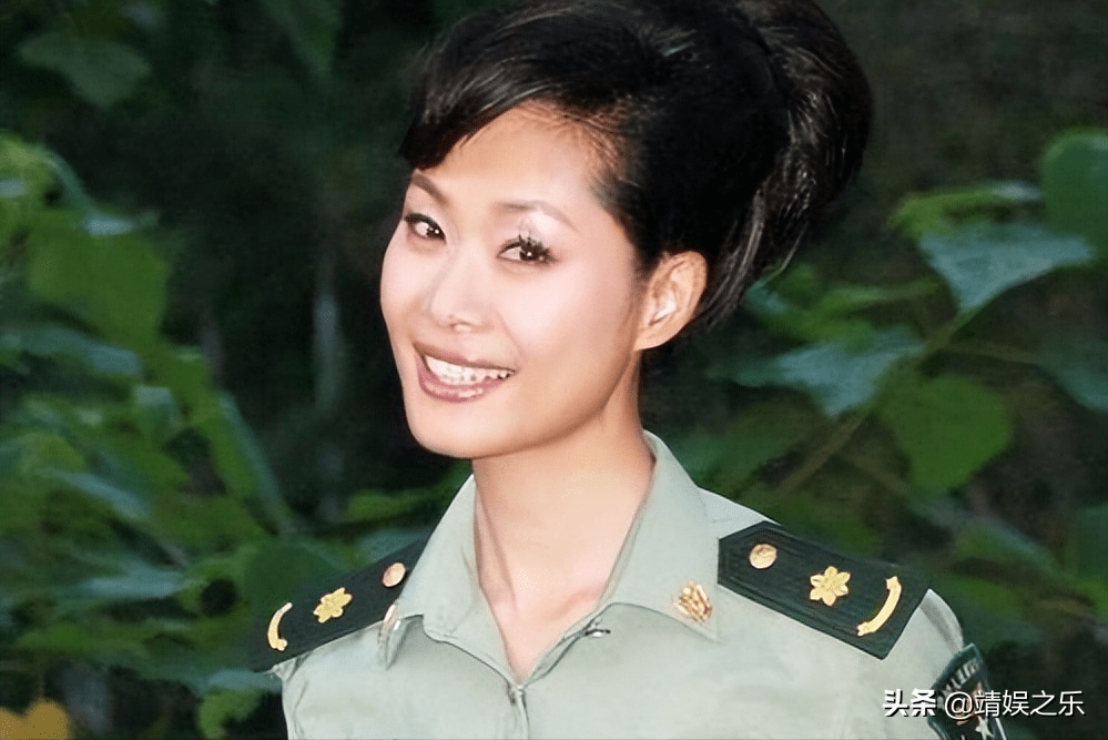著名歌手于文华:街边乘三轮车闲逛,57岁的她身穿休闲装好低调_事业