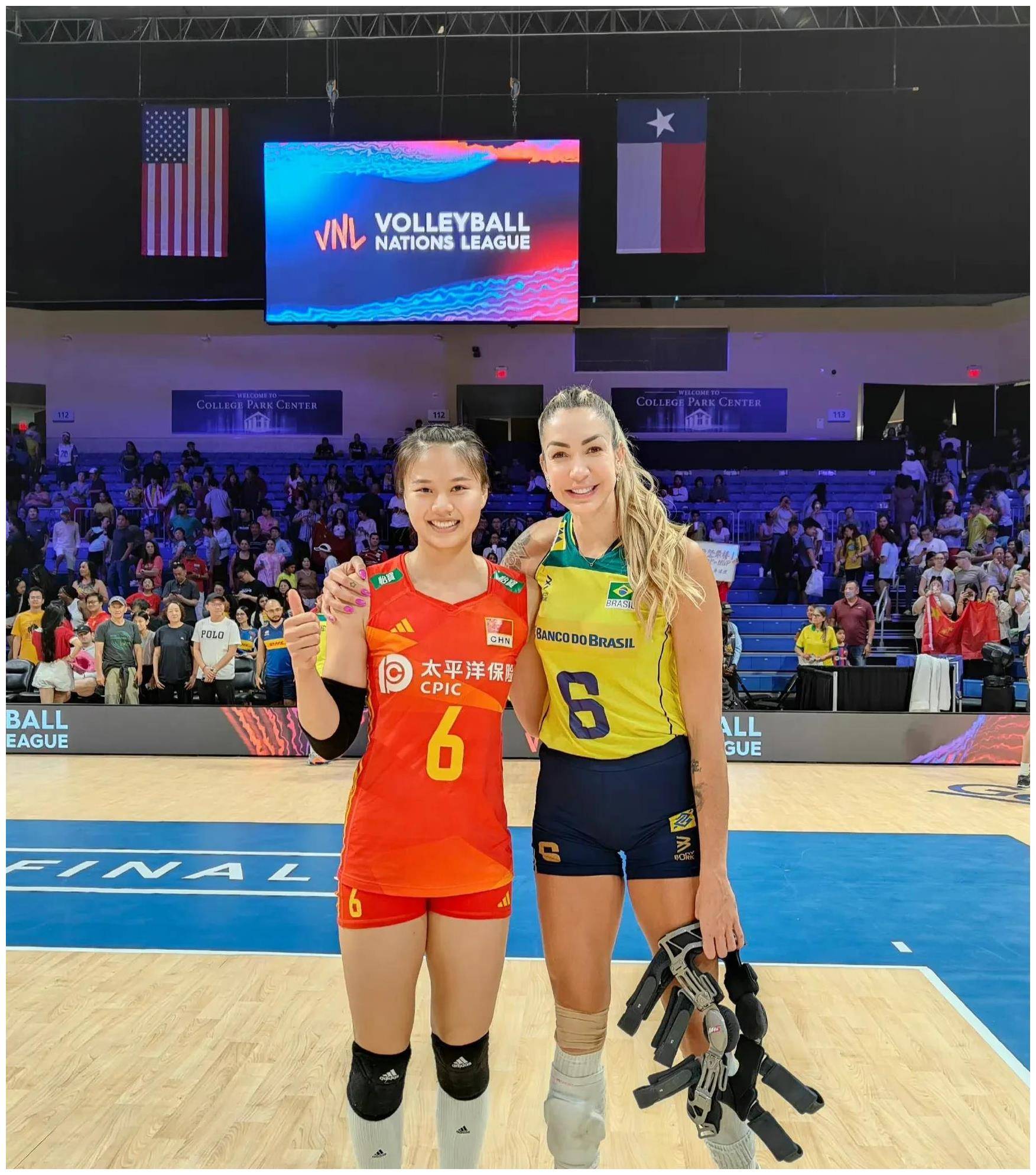 龚翔宇也追星 战胜巴西女排 她要到奥运会冠军塔伊萨合影_中国女排