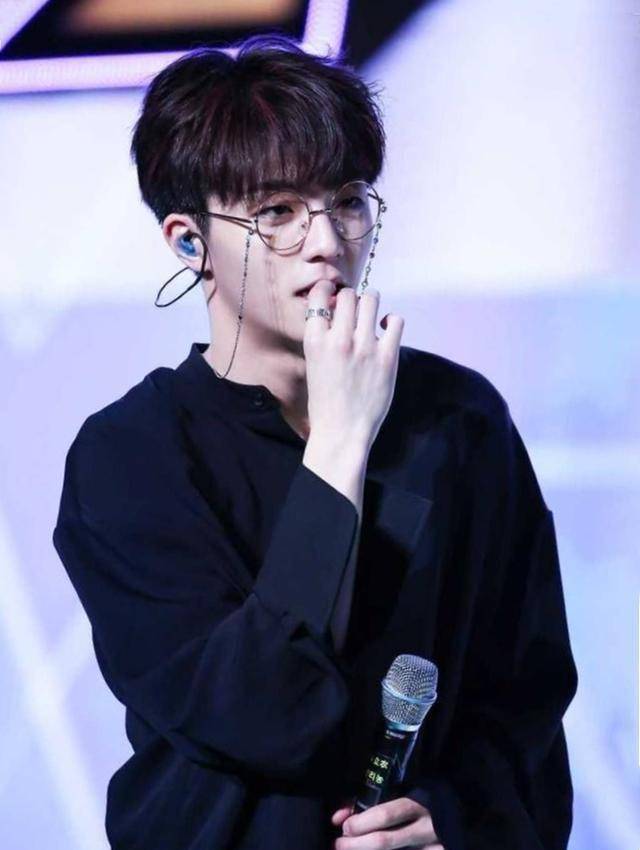 19岁王俊凯撞衫18岁陈立农,没想到差异那么大,网友:越小越显老_显得