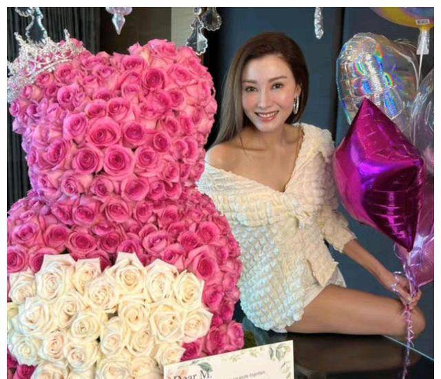 52岁李嘉欣游艇上秀身材,颜值身材不输当年,生活过得很幸福呢_许晋亨
