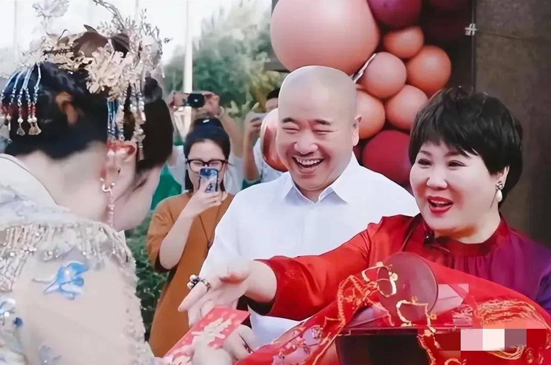 王小利儿子再办婚礼,温美玲与魏三牵手引热议,得知真因可以理解_对方