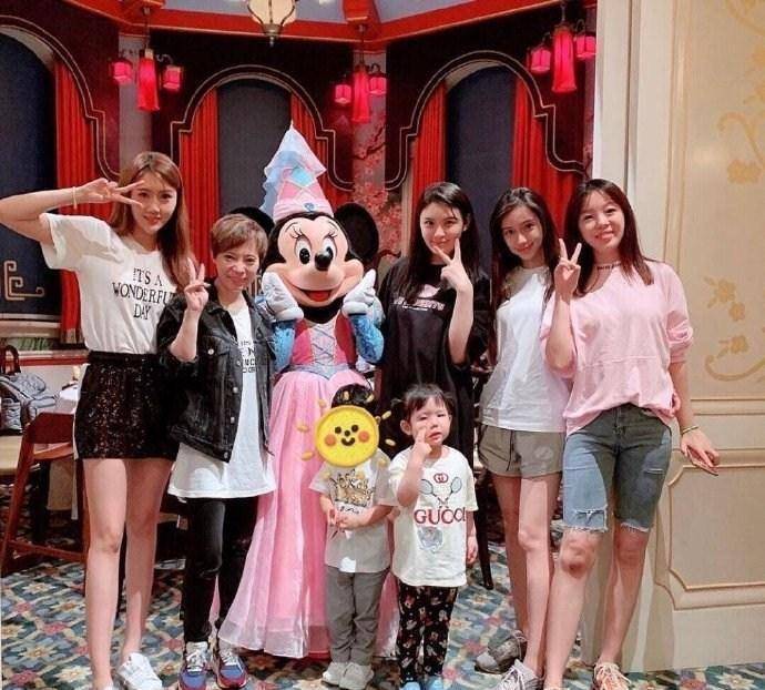 angelababy首次晒儿子滑雪照,2岁小海绵穿滑雪服,比妈妈还抢镜_外套