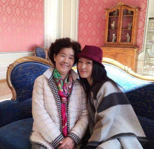 与母亲素颜合影曝光国外隐居10年她靠翡翠获利2000万_妈妈_毛宁_形象