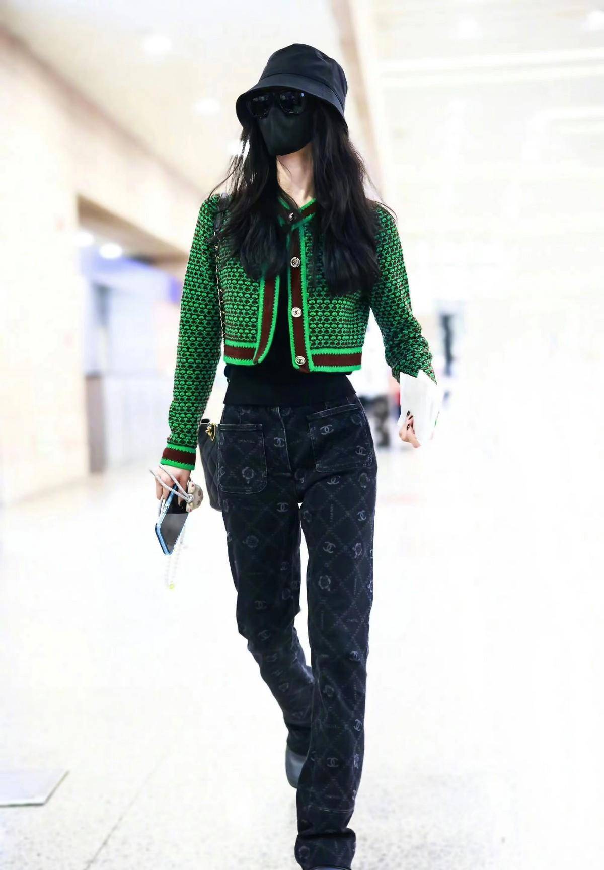 刘诗诗瘦得也太过了,穿针织衫低调回国,目测体重不过80斤_黑色_绿色