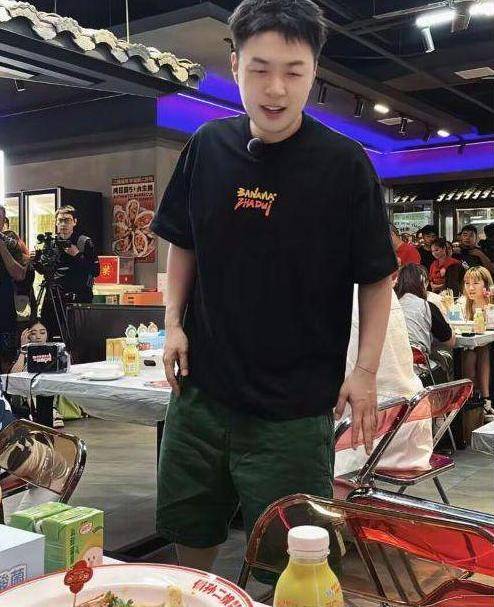 杜海涛沈梦辰牵手逛街被偶遇,海涛被指又胖了,大方自嘲腿好短_网友