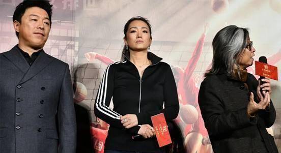 54岁巩俐亮相首映礼,运动套装搭配高马尾,青春少女感十足_的设计_线条